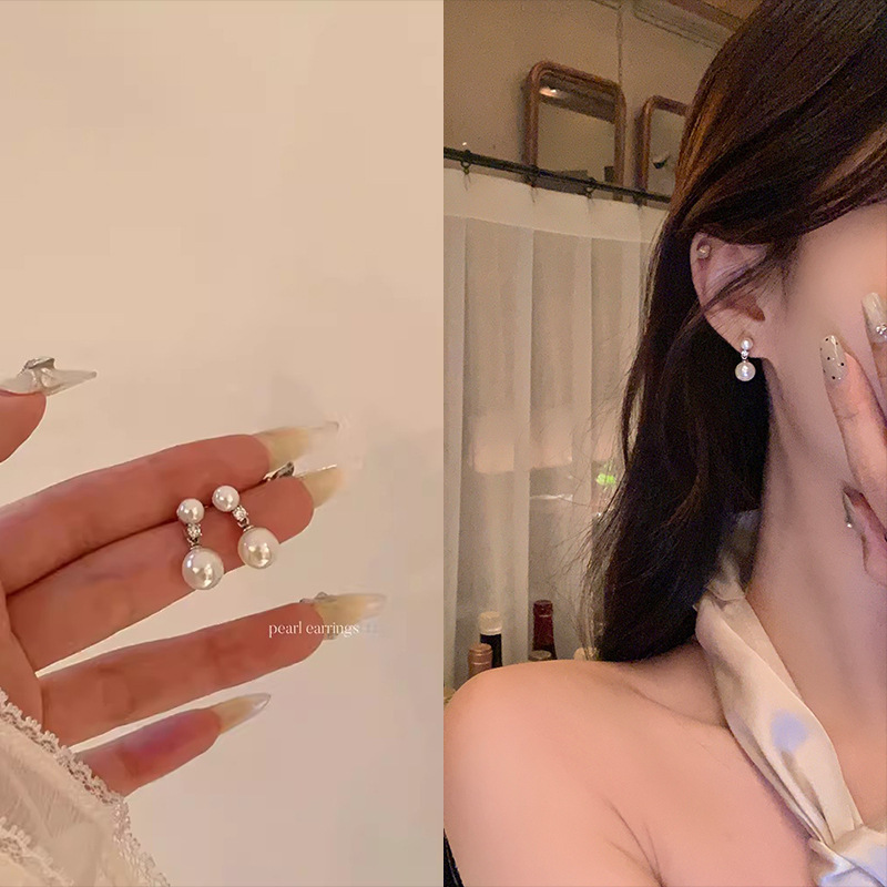 Light luxury zircon pearl stud earrings are exquisite, small and high-end. These earrings are simple and elegant for women and are versatile for daily commuting full figure