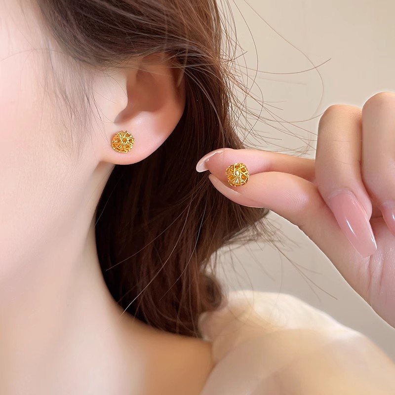 Golden brushed and hollowed-out small sugar stud earrings for women, with a light luxury and high-end feel, are elegant and unique. They are simple and suitable for daily use Application Scenario