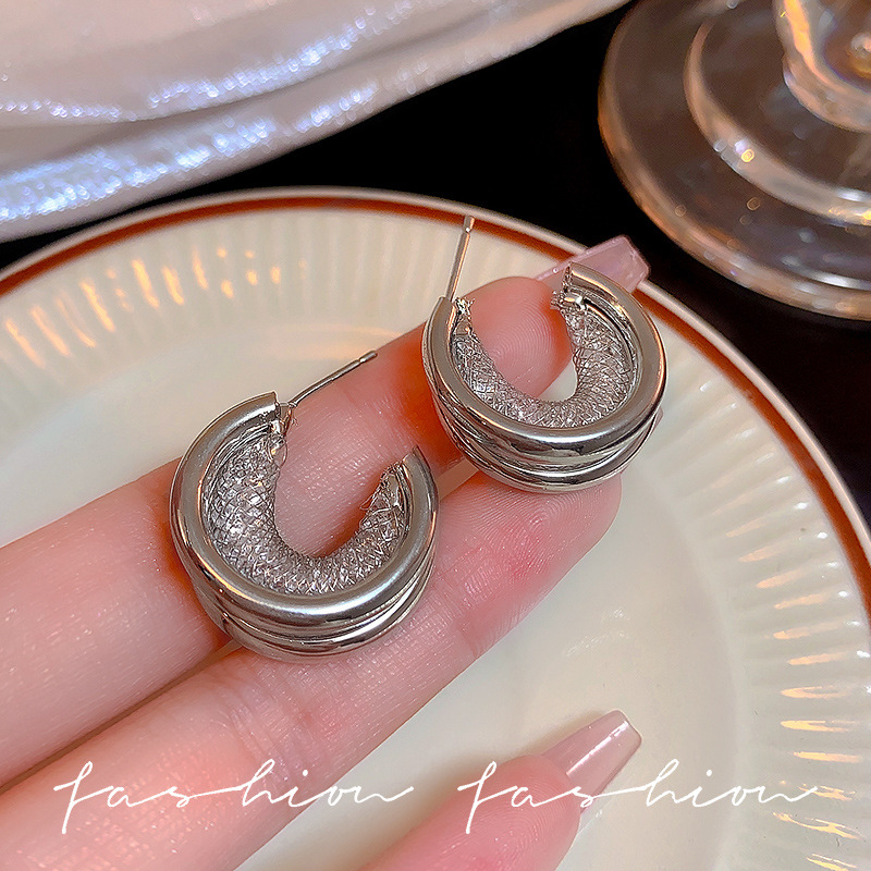 Silver cold style hollowed-out stud earrings, French high-end and elegant style earrings, women's niche design, simple and exquisite earrings Application Scenario