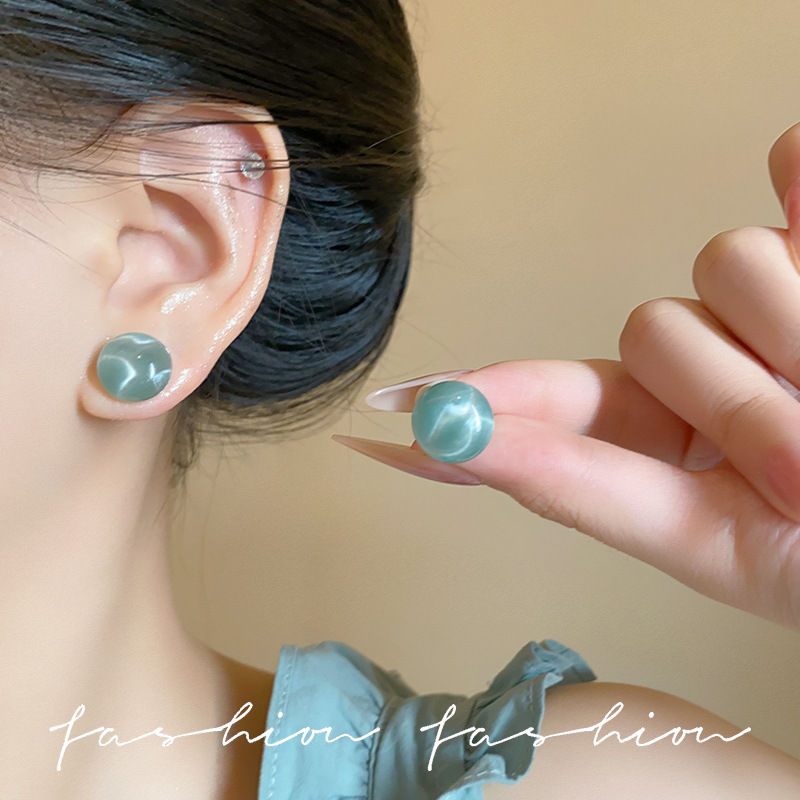 Dopamine round stud earrings are a niche design for women. Summer clear and versatile earrings. Sweet and cute, versatile and simple earrings Application Scenario