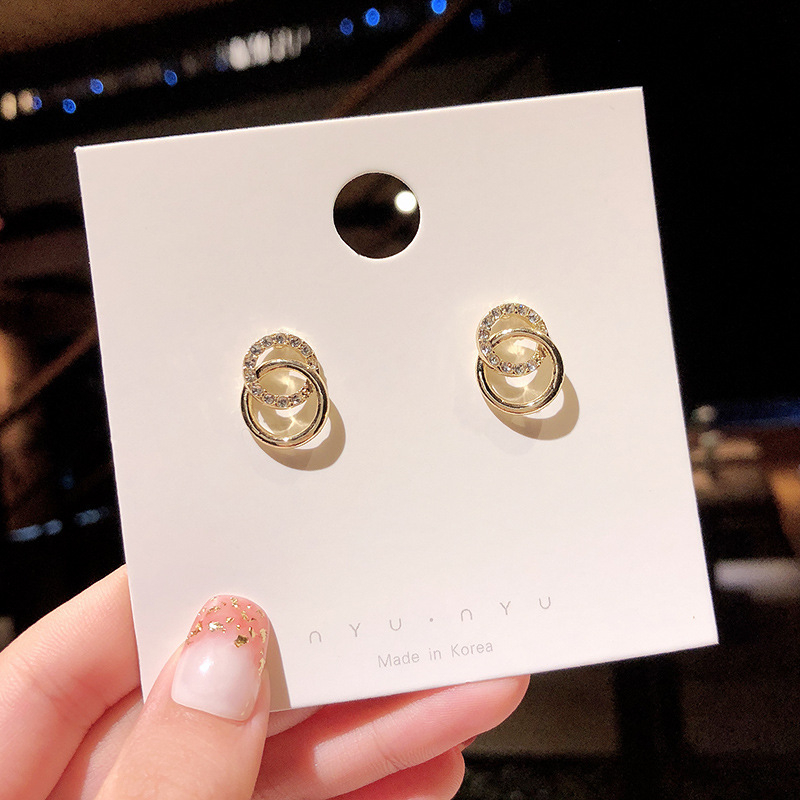 The new Korean-style fashionable and simple earrings feature small ring stud earrings with a unique and cold style. The diamond-encrusted double ring earrings are also stylish full figure