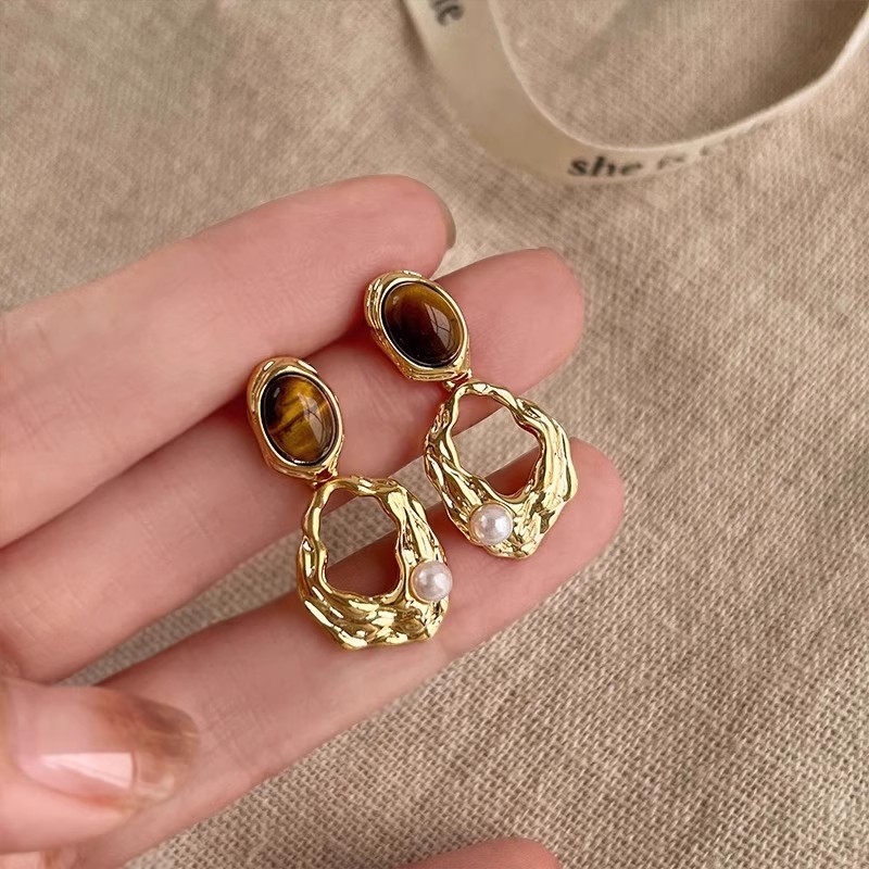 Retro tiger's eye stone pearl gold earrings, Maillard high-end stud earrings for women's autumn and winter, elegant and fashionable earrings Application Scenario