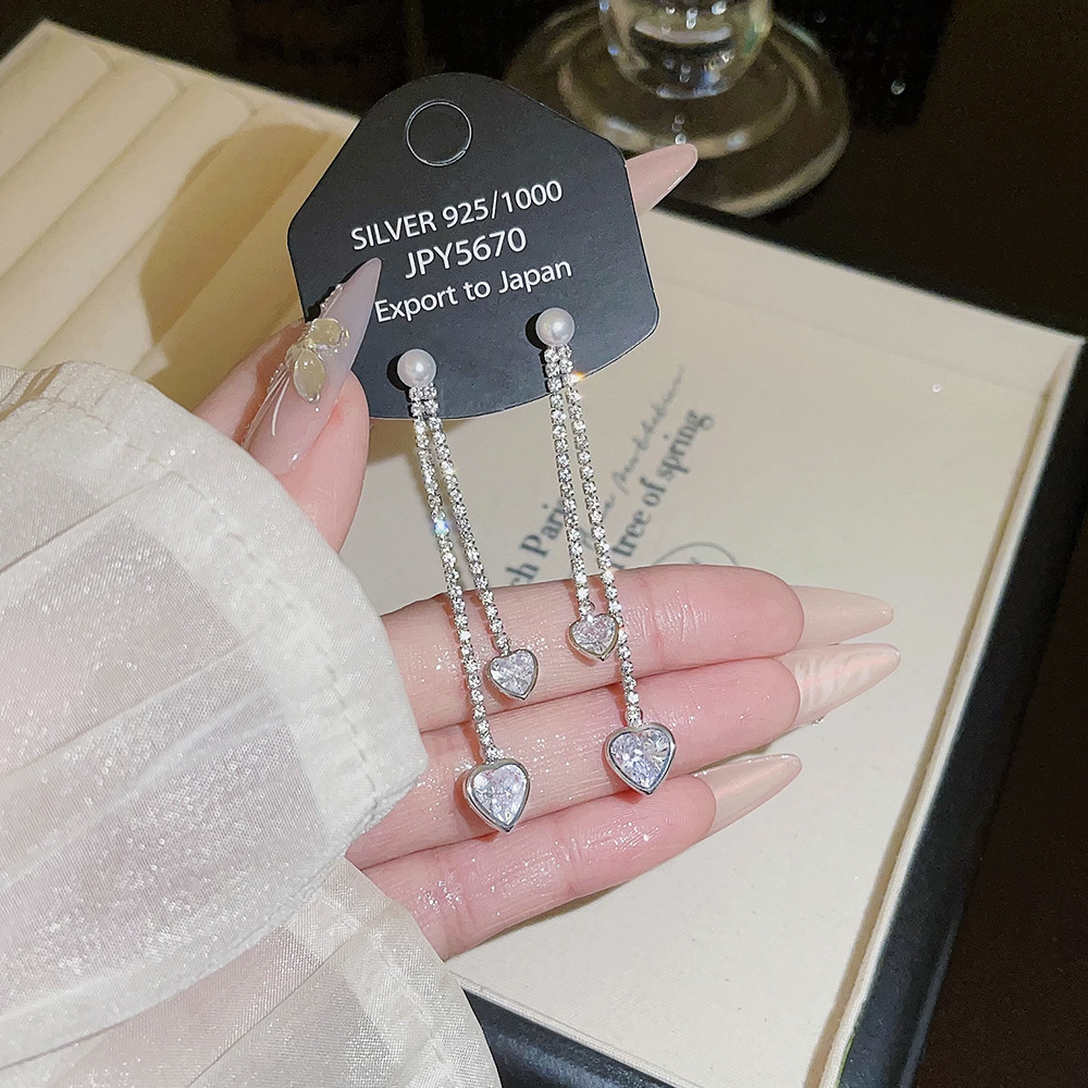 Versatile sweet and cool style heart-shaped tassel stud earrings, pearl female socialite light luxury high-end earrings, fashionable and elegant earrings full figure