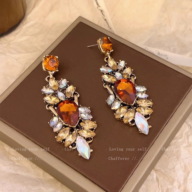 French retro super sparkling water drop zircon stud earrings for women, light luxury, fashionable and high-end style, exaggerated and unique earrings Application Scenario