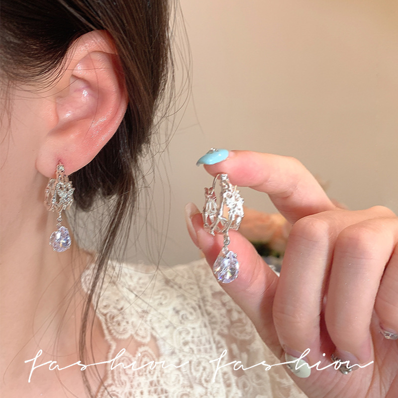 The cool and retro bamboo joint water drop zircon ear buckles, a niche design, exude a sense of high-end hollowed-out earrings, and a trendy earring style full figure