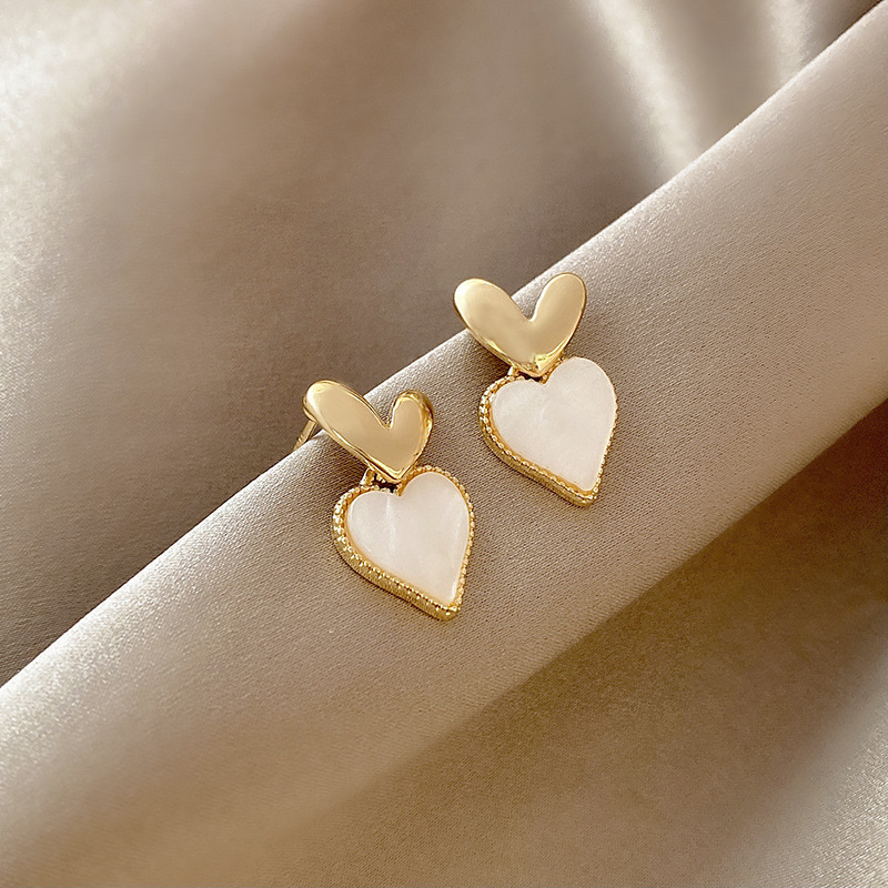 Korean Internet celebrity fashion heart-shaped earrings, women's Instagram style simple and individual stud earrings, cold style mother-of-pearl versatile earrings full figure