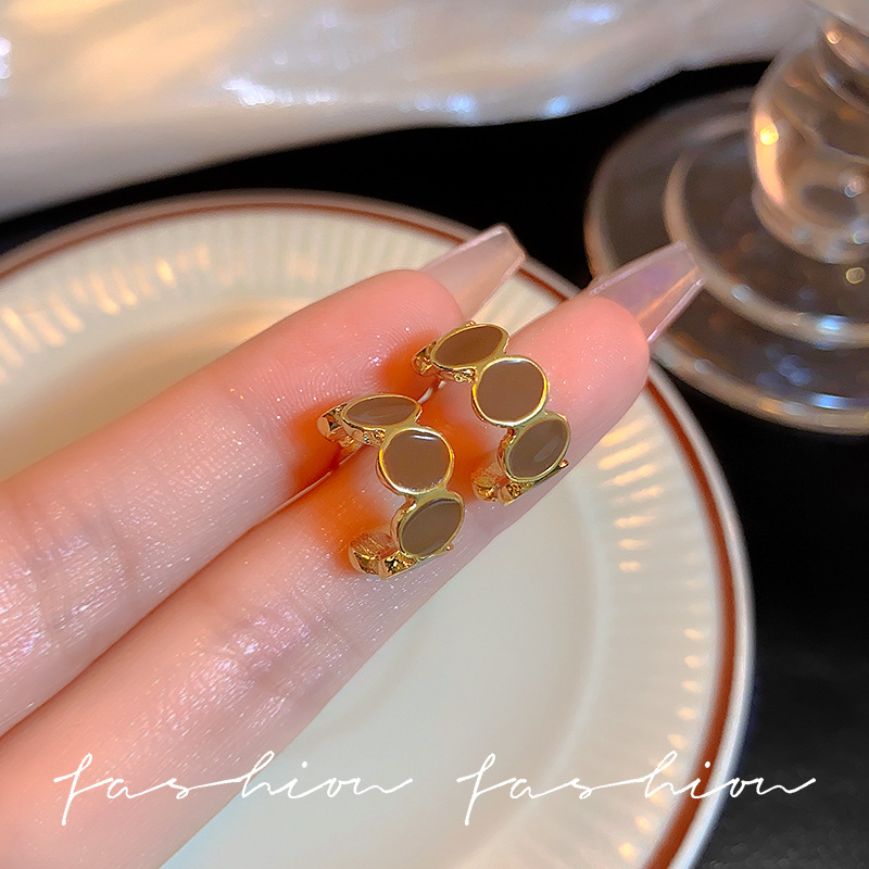 Bohemian oval-shaped C-shaped stud earrings with a unique design sense and temperament for women, a new style of earrings in 2025 full figure