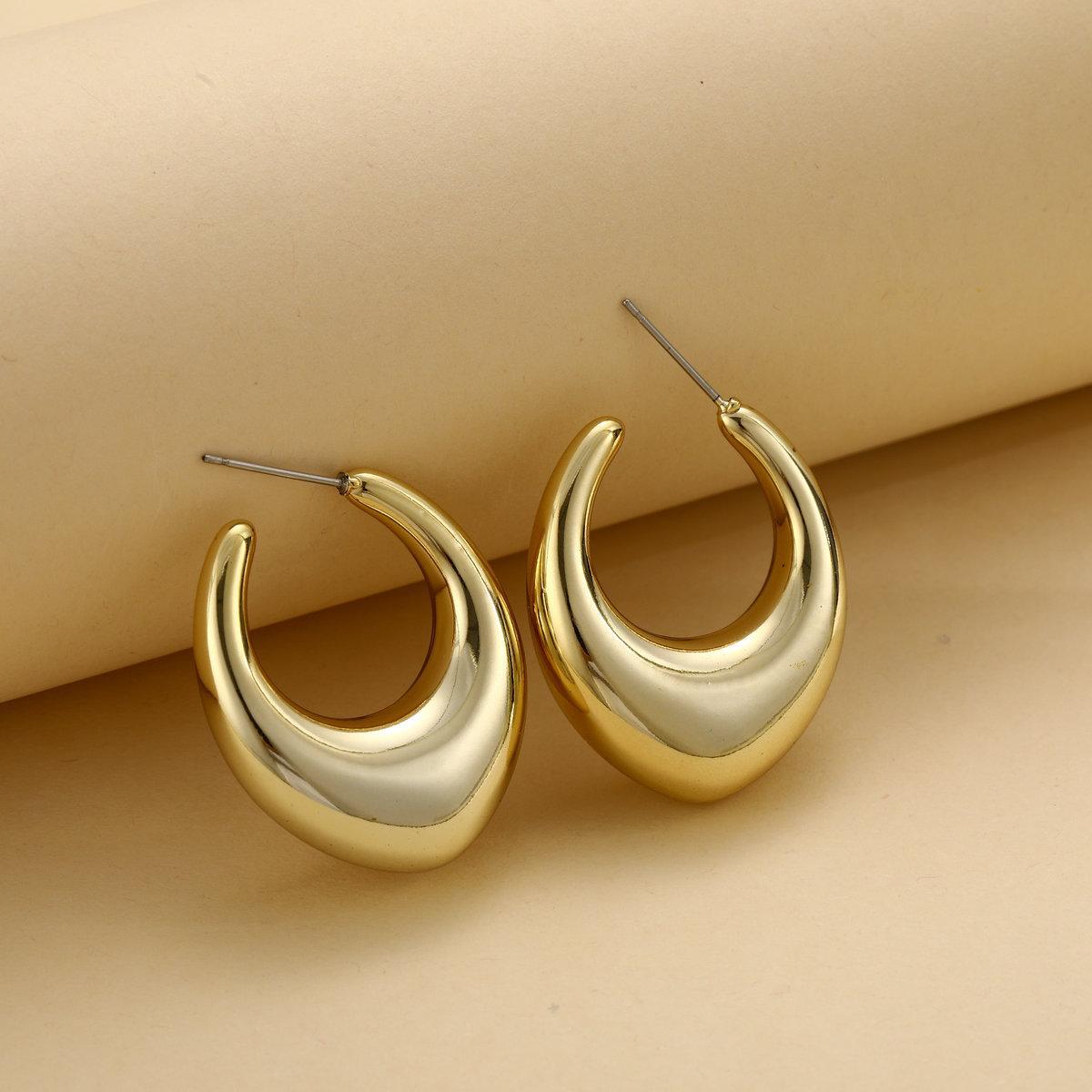 New cold style metal crescent half-ring earrings from Europe and America, creative and high-end C-shaped stud earring Specification drawing