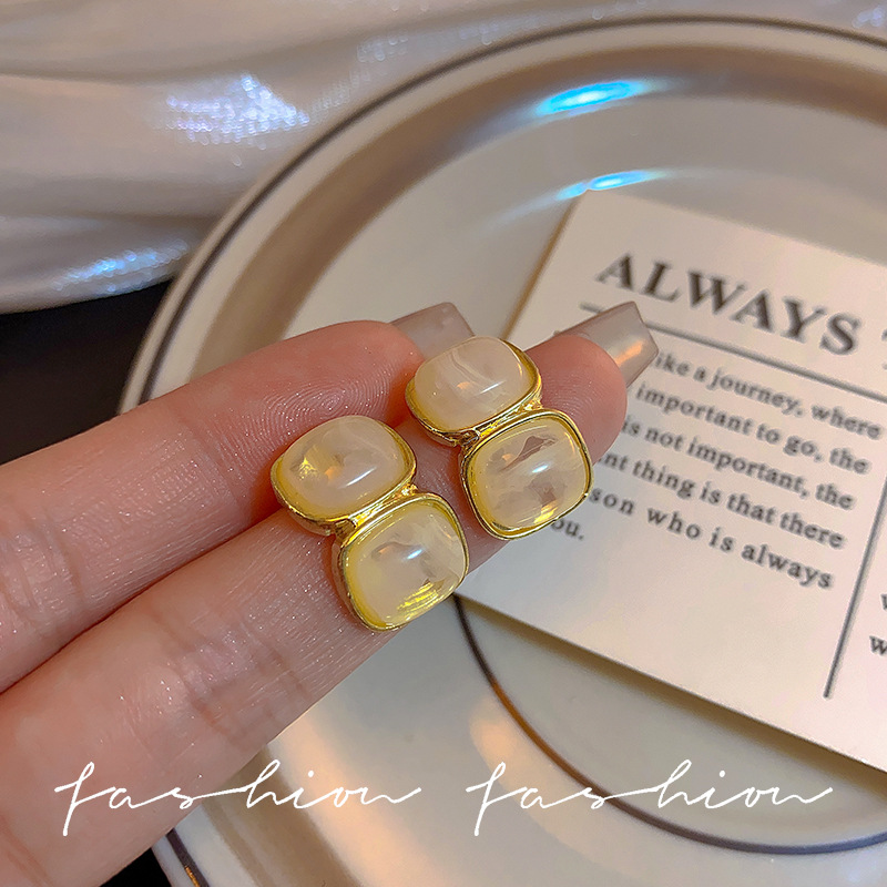 Unique earrings for women, niche design, elegant and high-end style, light luxury, French retro fashion, individual and grand stud earrings details Picture