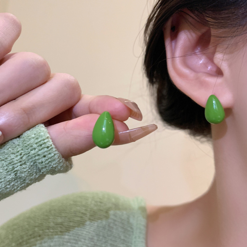Japanese and Korean teardrop earrings, feminine stud earrings, retro Korean Internet celebrity bestsellers, niche design sense, 925 silver needle earrings Application Scenario