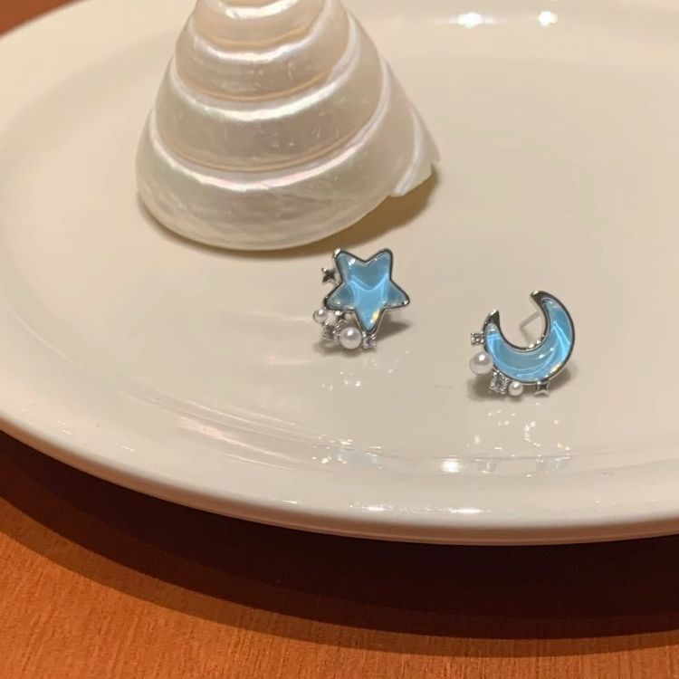 Silver needle star and moon sparkling pearl earrings, with a touch of light luxury and high-end elegance, are niche and creative asymmetrical stud earrings Application Scenario
