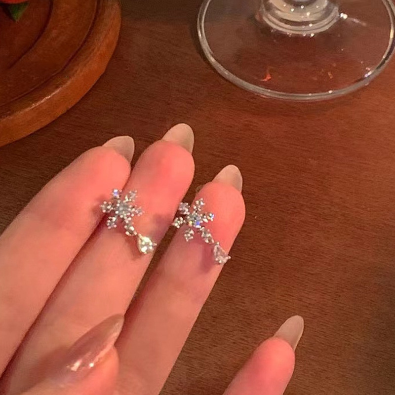 Christmas snowflake stud earrings, niche design earrings, light luxury, exquisite and high-end earrings, 925 silver needle, Yiwu accessories Application Scenario