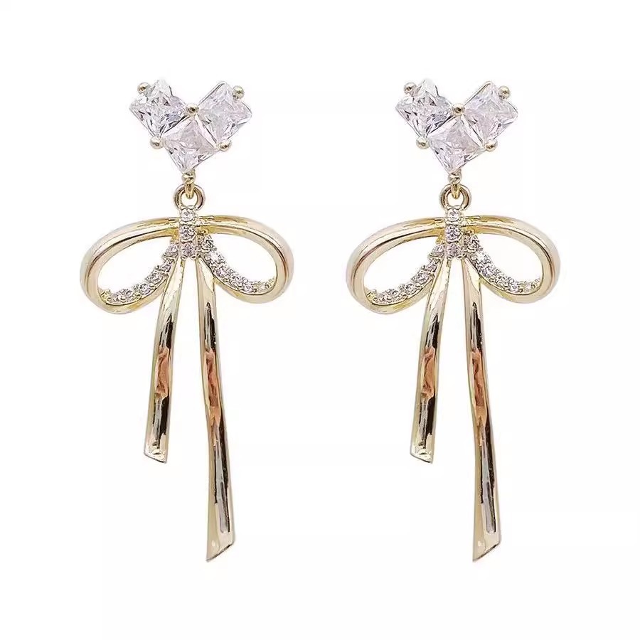 French zircon heart-shaped bow stud earrings, a niche design for women with a high-end feel, are a light luxury, fashionable and versatile ear accessory Item Picture