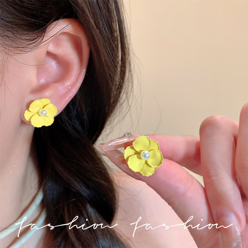 Yellow flower stud earrings for women, new summer 2025 versatile pearl earrings, vacation style, gentle forest-themed earrings full figure