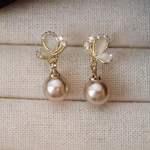 French butterfly champagne-colored pearl earrings for women, exquisite and unique commuter style earrings, a new bestseller in 2025 Application Scenario