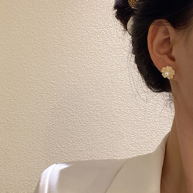 S925 Silver Needle Korean version New Summer cat's eye stone small flower ear studs simple, elegant and fashionable earrings for women Application Scenario
