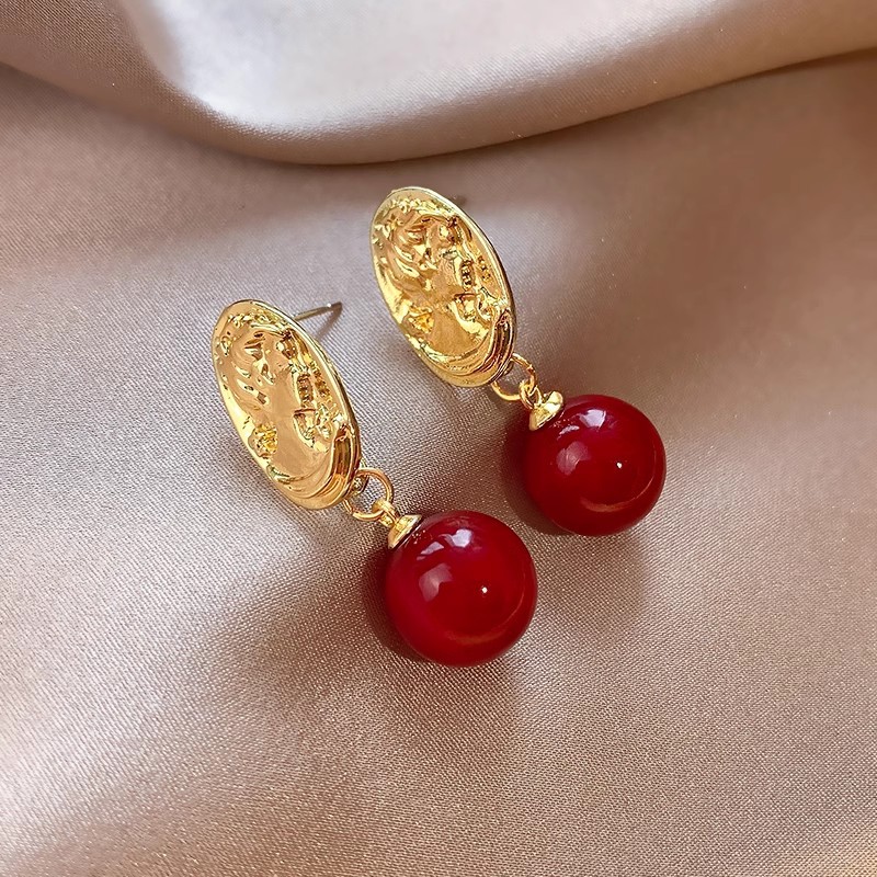 Retro portrait Encore red round stud earrings with a unique and niche design for women, simple and versatile earrings Application Scenario