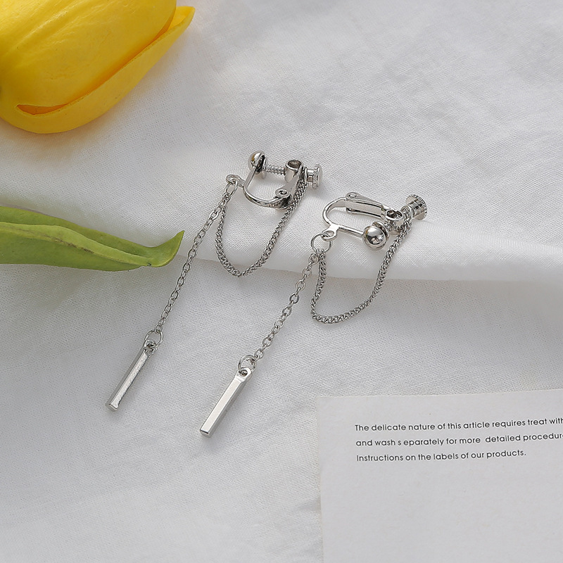 Korean trendy and cool style earrings, women's chain tassel earrings, and punk trendsetters' stud earrings and ear clips Application Scenario