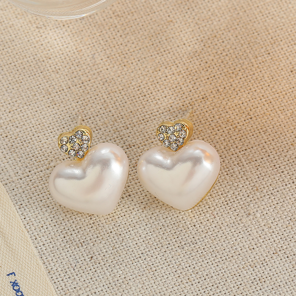 New pure silver pearl stud earrings and flower earrings for women, with a unique design sense, are light luxury earrings that are fresh and sweet Application Scenario