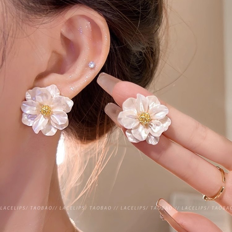 Floral and elegant French style camellia stud earrings, women's high-end, light luxury, fashionable, exquisite and versatile earrings and earrings full figure
