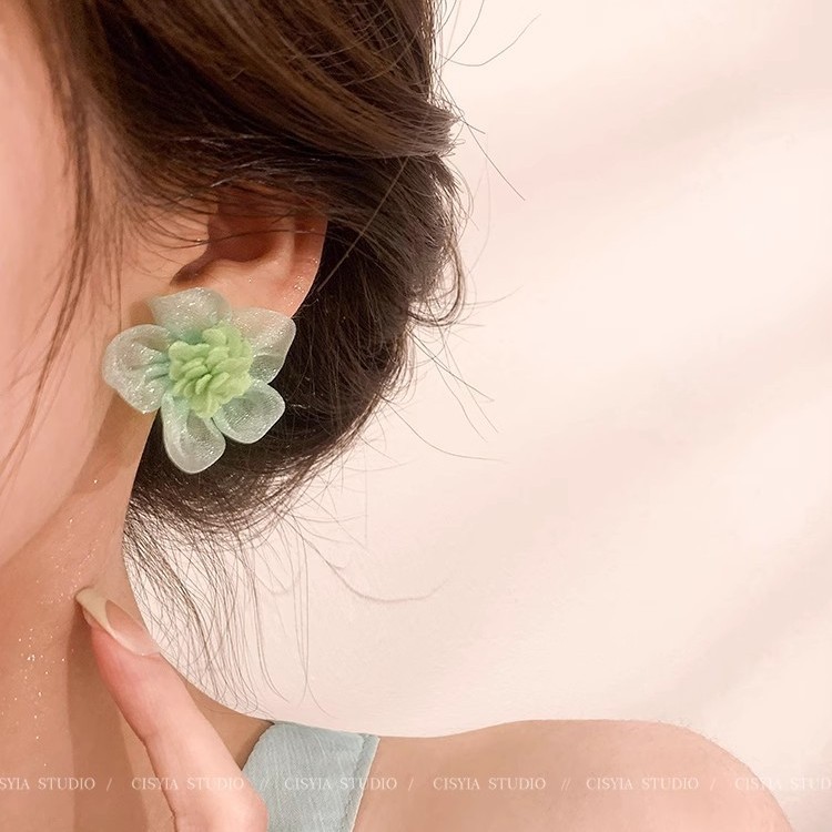 Fabric flower stud earrings for women in summer, sweet and ethereal, unique and unique vacation style seaside earrings, versatile commuting earrings full figure