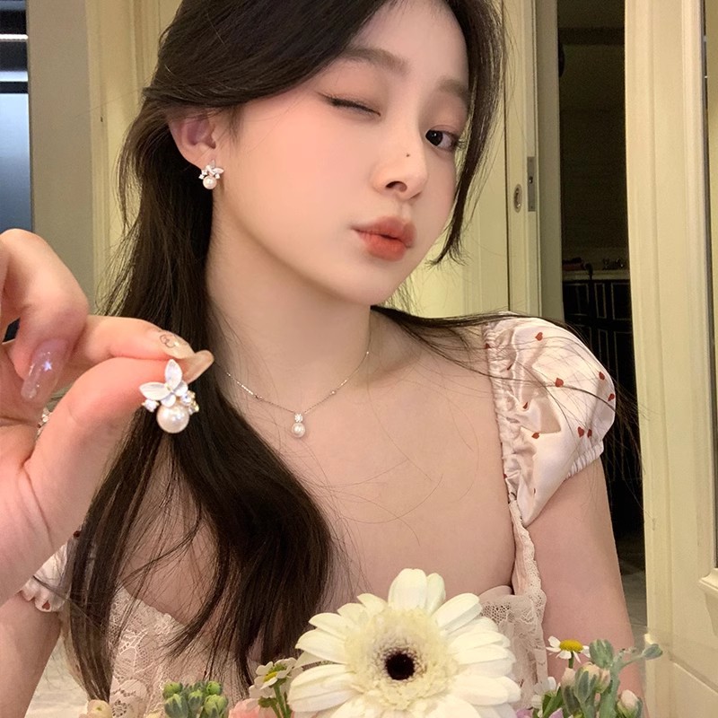 Spring oil-dripping zirconium butterfly pearl earrings for women, light luxury, niche, high-end, elegant and grand. Unique stud earrings full figure