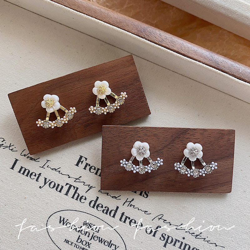 Fashionable Daisy flower earrings, fresh and exquisite stud earrings, 925 silver needle design sense, elegant and stylish earrings, high-end earrings Specification drawing