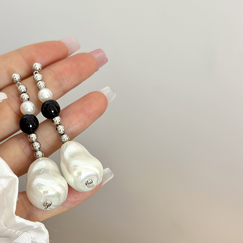 This niche and simple design features long fringed Baroque beaded earrings, exuding a sense of sophistication and individuality for women. It's a retro style for women Specification drawing