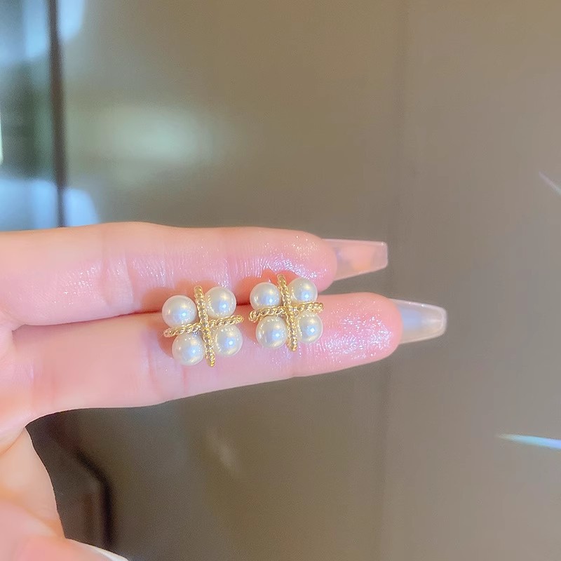 French retro square pearl stud earrings for women, simple, light luxury and high-end feel, niche design, elegant and versatile earrings Specification drawing