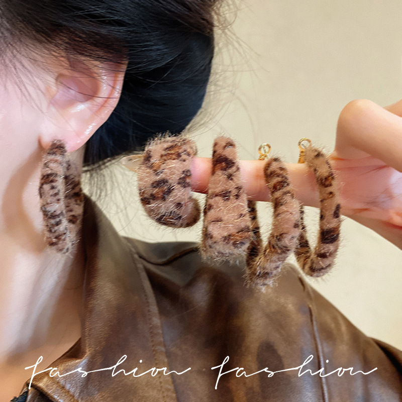 High-end autumn and winter new plush leopard print earrings and earrings, retro face-enhancing small ear rings, Hong Kong-style exaggerated earrings full figure