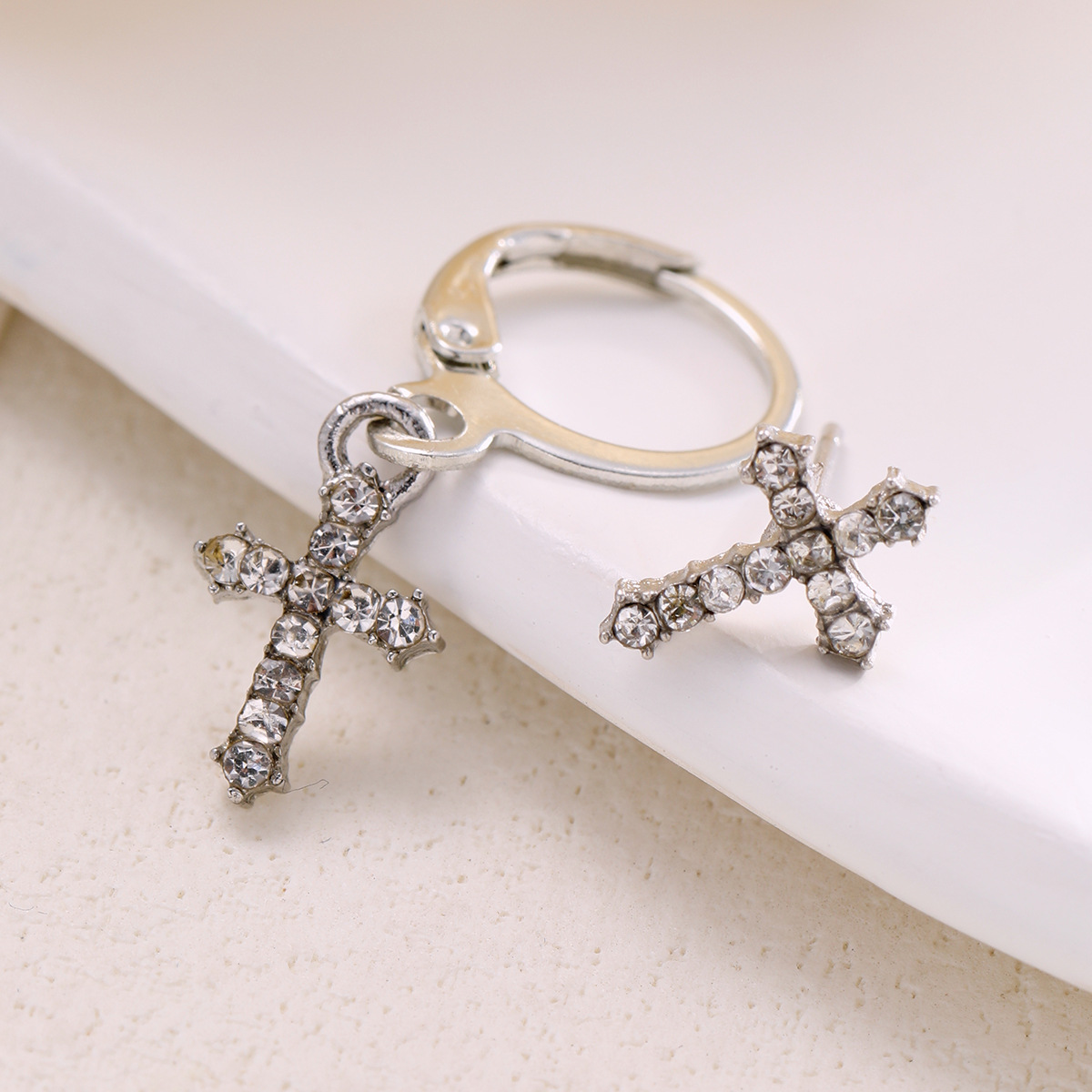 European and American cross-border full-diamond cross stud earrings, punk style single-ear exaggerated, fashionable and individual diamond-encrusted asymmetrical earrings Application Scenario