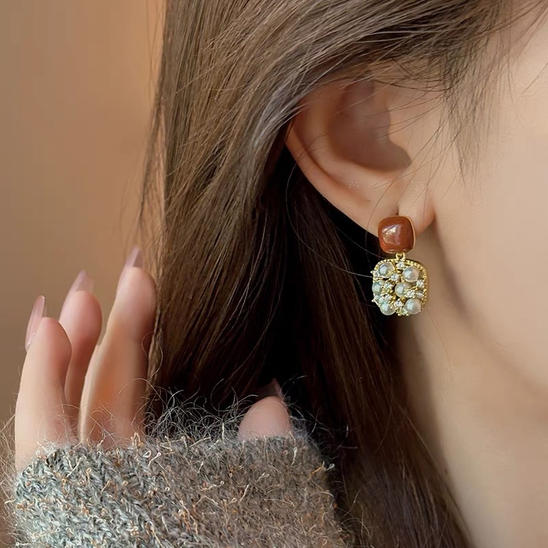 Maillard coffee-colored geometric hollowed-out pearl zircon stud earrings for women, light luxury, exquisite and fashionable earrings, simple and versatile earrings Specification drawing