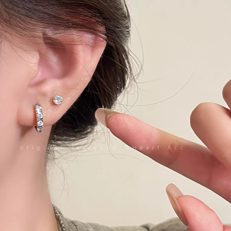 Double Ear hole earrings 2025 New bestseller Plain ring earrings, light luxury and high-end feel, exquisite circle ear buckle earrings and ear rings Application Scenario