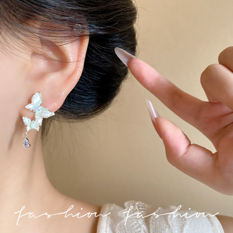 The elegant and cold glazed blue butterfly stud earrings for women, with a delicate and niche design, have an extremely ethereal pendant effect and are adorned with tassels details Picture