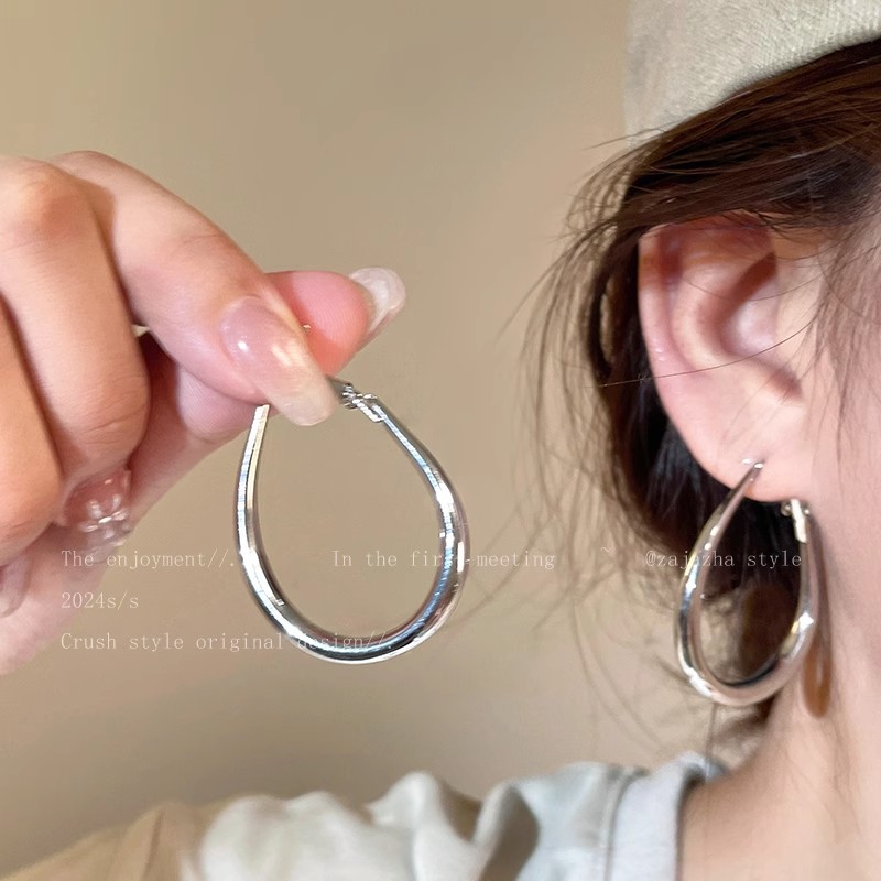 Silver pigment ring ear earrings for women 2025 new simple and popular round face earrings, light luxury and high-end style ring earrings full figure