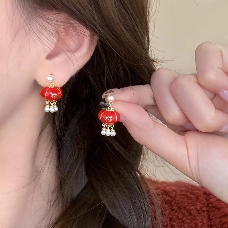 Chinese-style red New Year festive "Fu" character earrings, a retro and stylish set of earrings with hollowed-out tassels Specification drawing