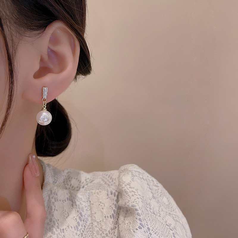 S925 Silver needle Zircon geometric earrings, a trendy, light luxury, and niche pearl stud accessory for women on Instagram, are the same style of earrings that are popular among Internet celebrities Application Scenario
