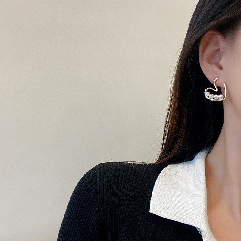 The new Hong Kong-style simple and retro pearl heart-shaped stud earrings make the face slimmer and exude a feminine charm details Picture