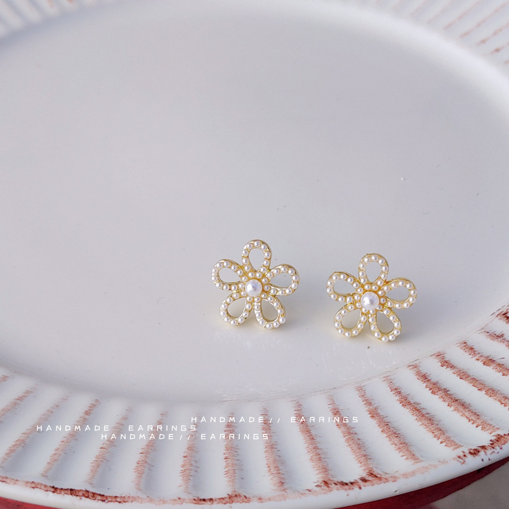 S925 Silver Needle Cross-border New Fresh Small flower Stud style pearl Earrings, plum blossom-shaped pearl stud supply factory details Picture