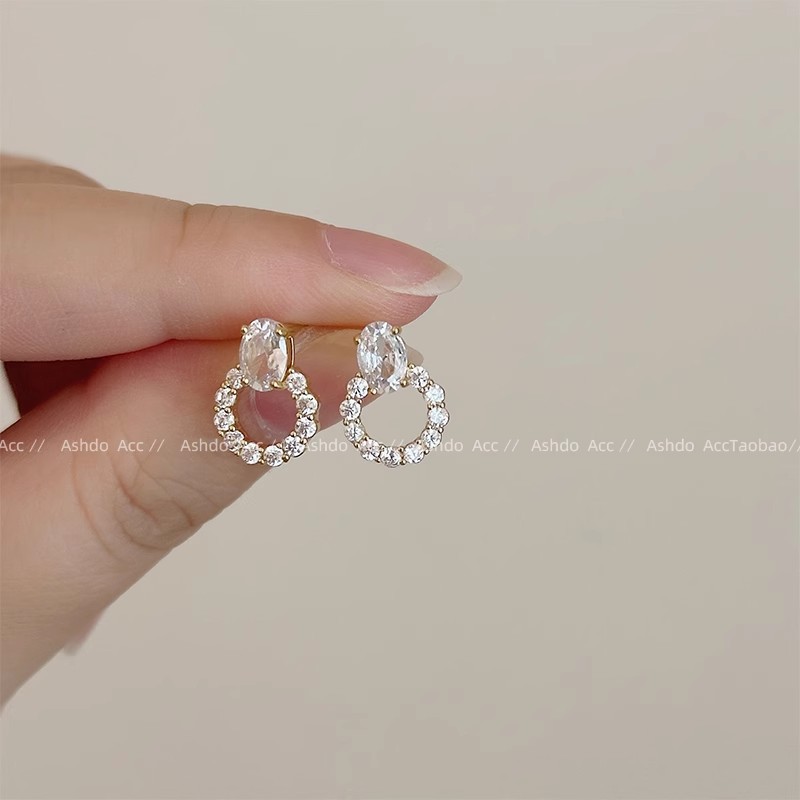 Simple and round, elegant zircon stud earrings for women, exquisite and stylish, versatile design sense earrings, light luxury and high-end commuting earrings Application Scenario