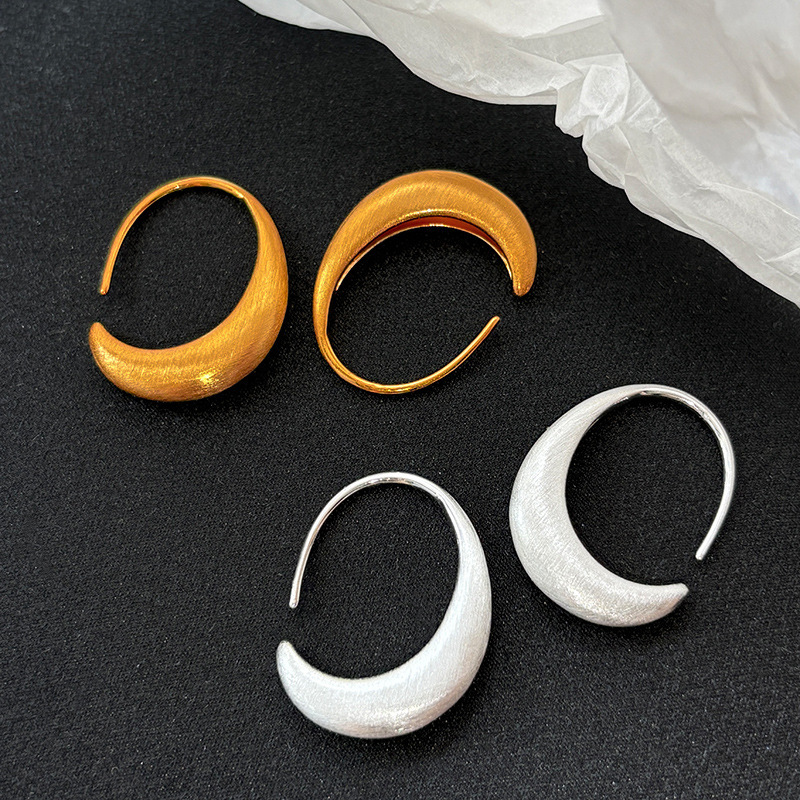 s925 sterling silver matte brushed C-shaped ear hook oval-shaped hook earrings, a niche design with a high-end feel, are unique earrings full figure