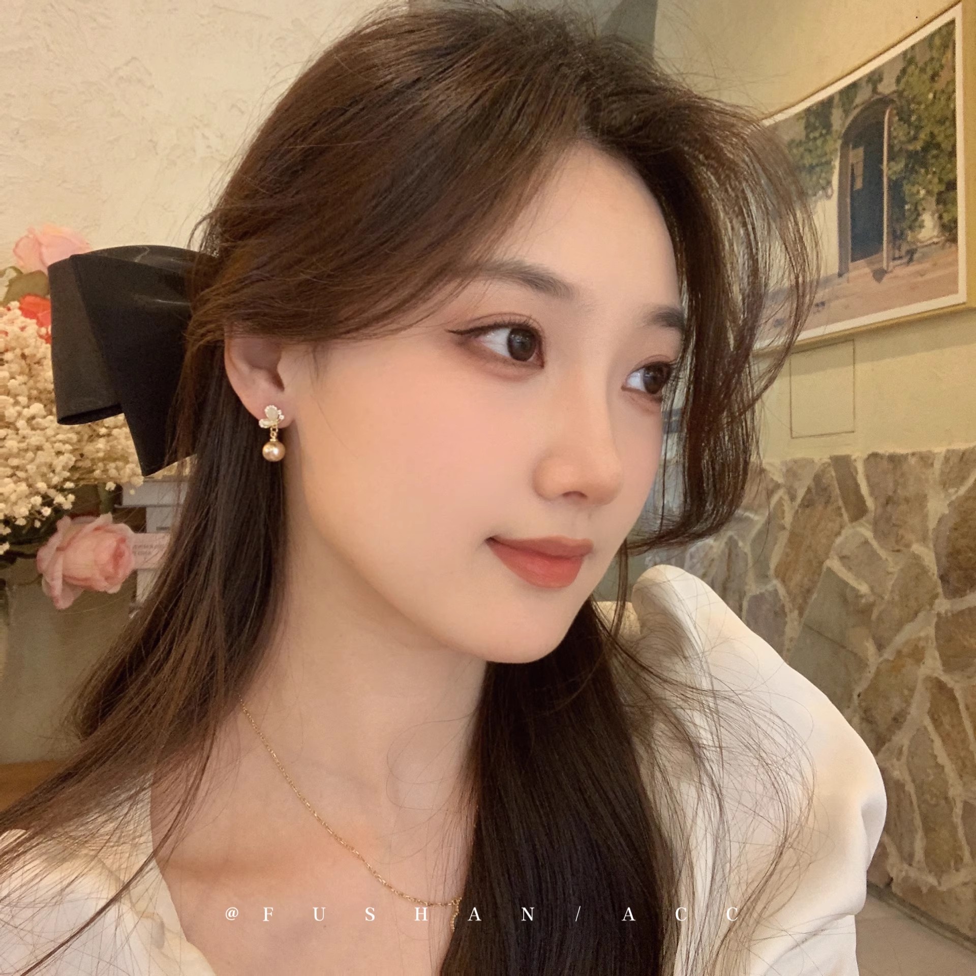 French micro-inlaid zircon butterfly pearl earrings, women's light luxury and versatile earrings, exquisite, small and high-end earrings Specification drawing