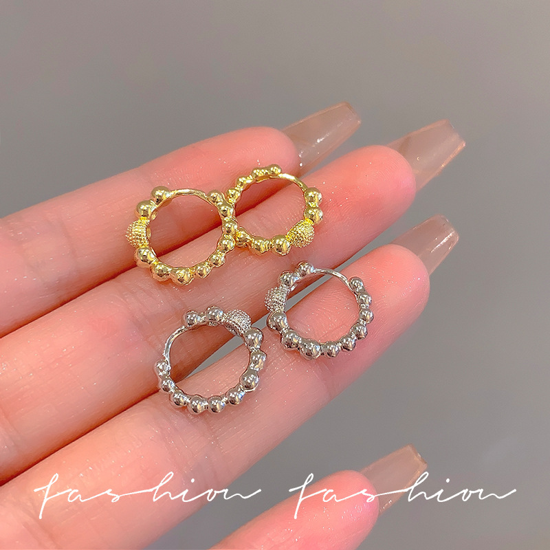 French retro golden beaded earrings with a cool feminine style, delicate and versatile ear rings, simple commuting earrings and earrings full figure