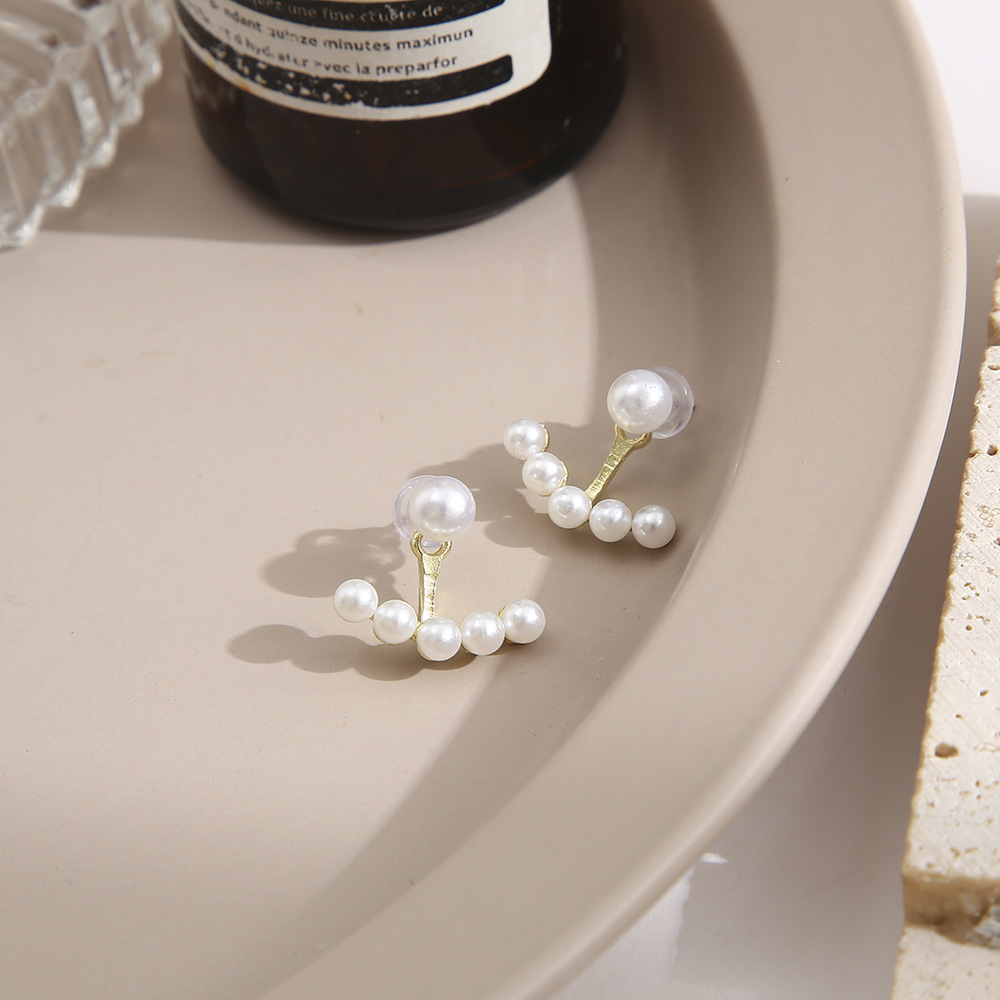 Creative and elegant back-hanging imitation pearl earrings, women's Instagram niche design, French retro pearl stud wholesale Application Scenario