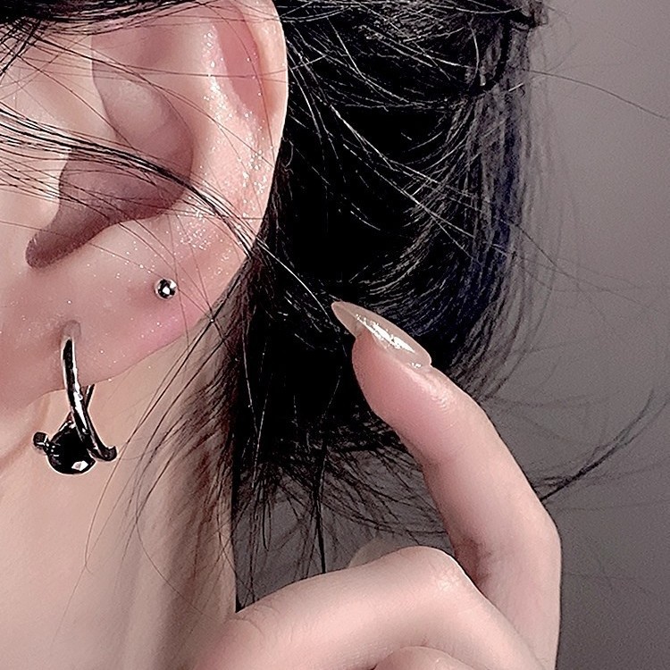 Sweet and cool black zircon earrings with a spicy girl style, a new trendy and individual stud earrings in 2025, a niche design for women Specification drawing