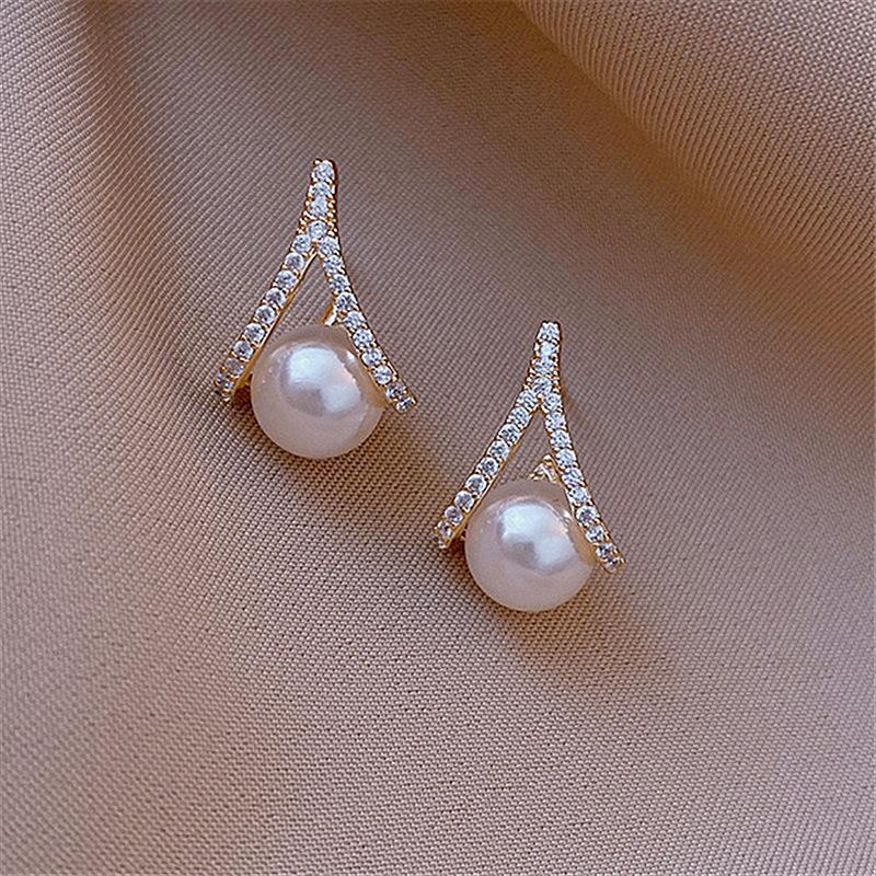 S925 Silver Needle fashionable French retro pearl earrings, unique and niche design, high-end stud earrings, elegant and versatile earrings details Picture