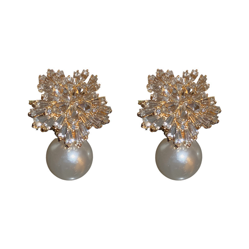 Exquisite full-diamond snowflake pearl earrings with a niche design and a high-end feel. The stud earrings are a light luxury, retro and trendy accessory for women Item Picture