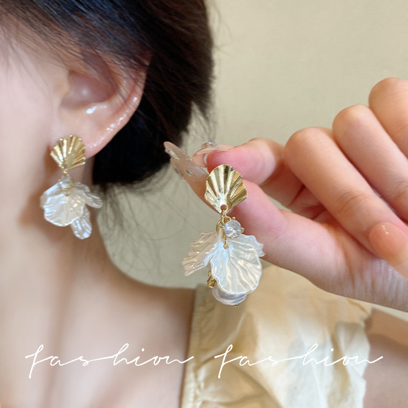 Exaggerated white flower earrings for women, long tassel pearl earrings, unique earrings, 2025 new style stud earrings details Picture