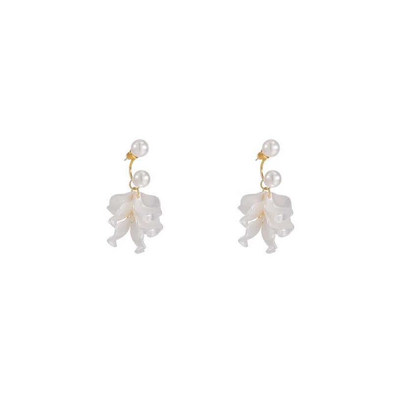 The super fairy pearl petal pendant earrings exude a light luxury and high-end charm for women. The exquisite stud earrings are versatile, elegant and stunning Item Picture