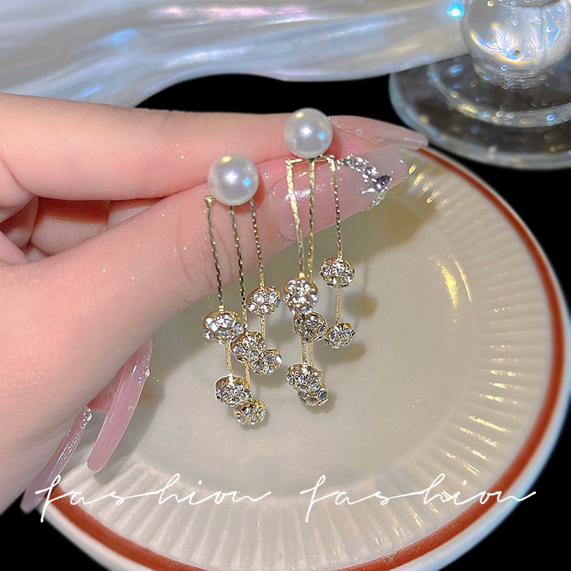 Long tassel grand earrings 2023 new bestsellers, high-end and light luxury earrings, exaggerated European and American style earrings for women full figure